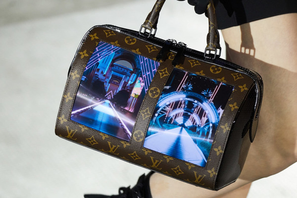 Louis Vuitton 美國紐約時裝騷展示 AMOLED 曲屏手袋