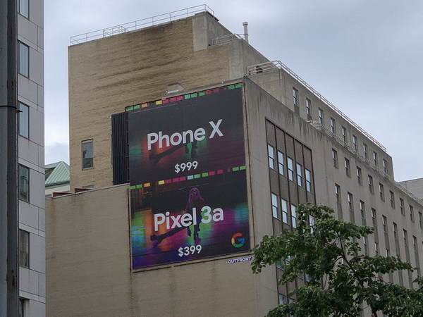 Google 在美國 Apple Store 附近高掛海報諷 iPhone X 不如 Pixel 3a 強