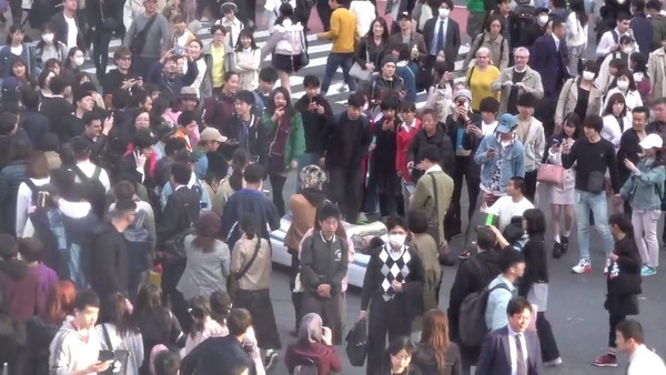 日本 YouTuber 澀谷馬路中心鋪床睡覺！遭警方拘捕檢控