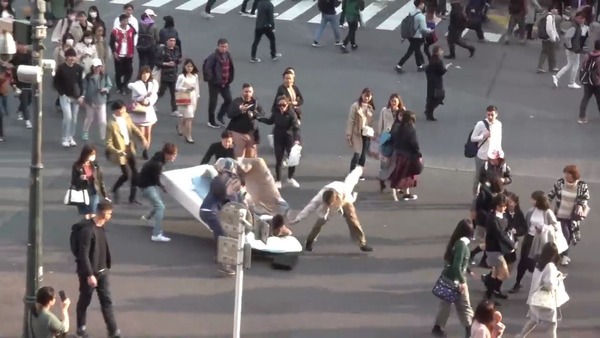 日本 YouTuber 澀谷馬路中心鋪床睡覺！遭警方拘捕檢控