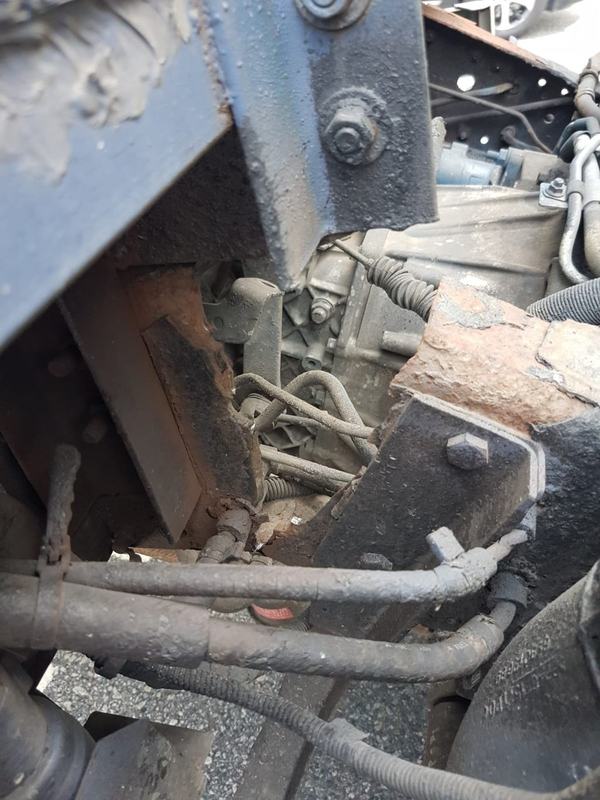 司機購入二手貨車一個月即「跪低」！網民笑稱：貨車都有低頭嘅一日