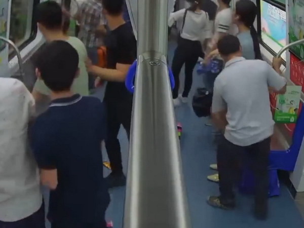 拍片呃 like 地鐵大叫「有地雷」！乘客爭相逃命 3 男子被捕
