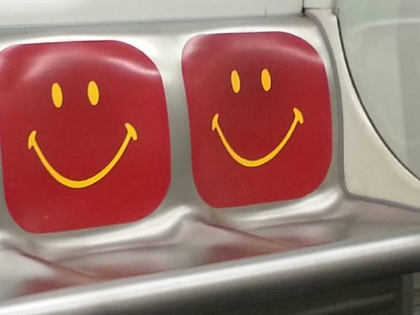 內地客搭港鐵見連環讓座！3歲童1句話超震驚 驚詫中港教育 揭港爸媽神級家教