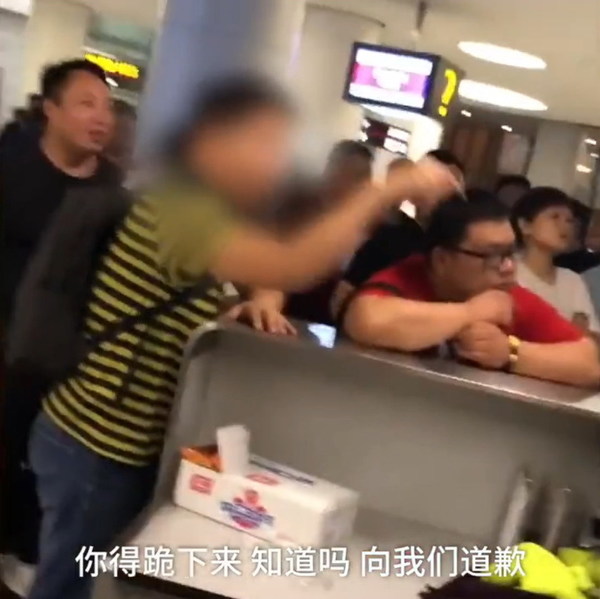 航班延誤要求職員跪地道歉？地勤一句 KO 惡客