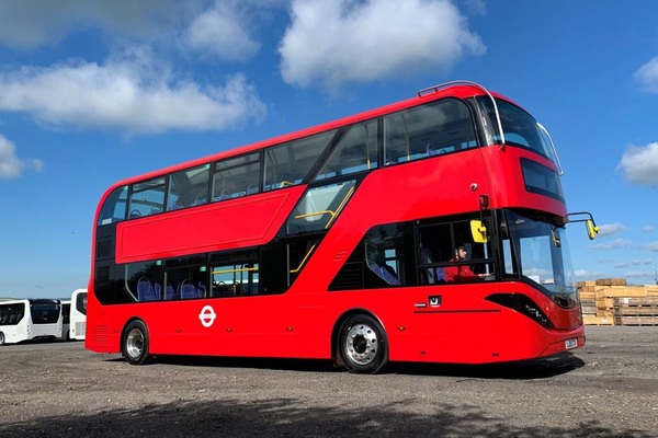 比亞迪雙層電動巴士正式量產！巨型電池組裝車尾行走倫敦街頭