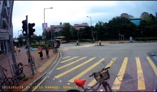單車阿伯疑不滿校巴不讓路  單車放馬路中間阻校巴前行