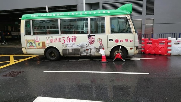 綠 van 慘被屋苑管理處連環鎖車？網民直指：管理處自己玩自己