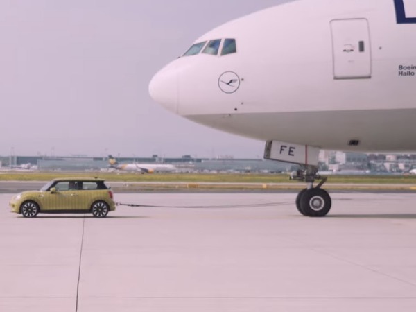 【e＋車路事】Mini Cooper SE 電動車力大無窮？ 波音 777 貨機被輕鬆拖行