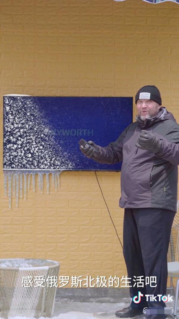 俄國大叔北極拍抖音 大讚中國電視被冰封下仍能運作