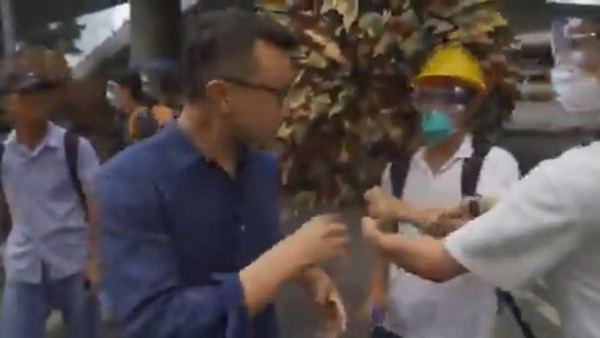 【逃犯條例】美國 CBS 記者獲贈頭盔雨傘  讚揚示威者友善 