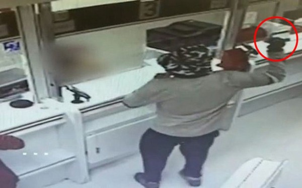 牛油果扮手榴彈 男子成功搶劫兩銀行