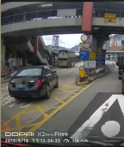 左軚車紅隧口先切實線再入巴士站！網民斥：呢度係香港唔係大陸【有片睇】