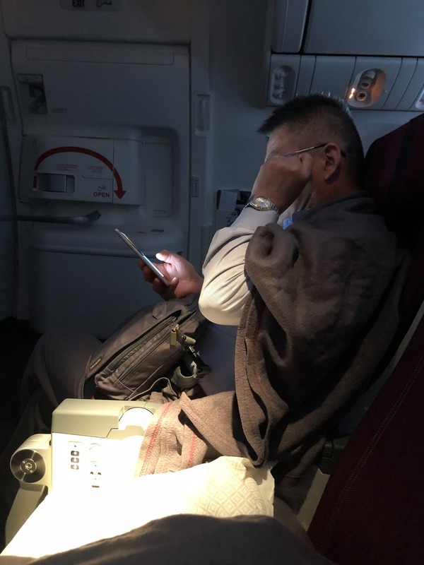 大叔飛機「挖鼻屎」揩枕頭迫走旁邊乘客  網民：真係好污糟邋遢