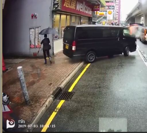 【車 Cam 片】貨 Van 倒後無睇鏡險撞行人！後車司機「響咹」救一命