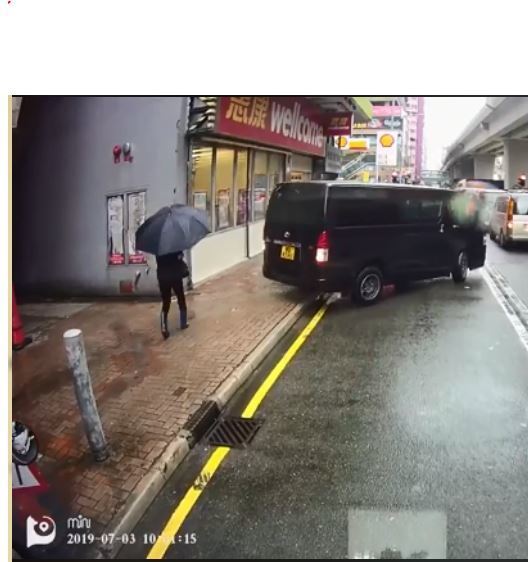 【車 Cam 片】貨 Van 倒後無睇鏡險撞行人！後車司機「響咹」救一命