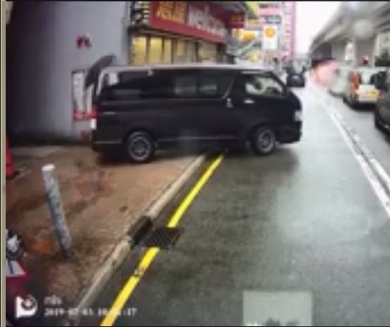 【車 Cam 片】貨 Van 倒後無睇鏡險撞行人！後車司機「響咹」救一命