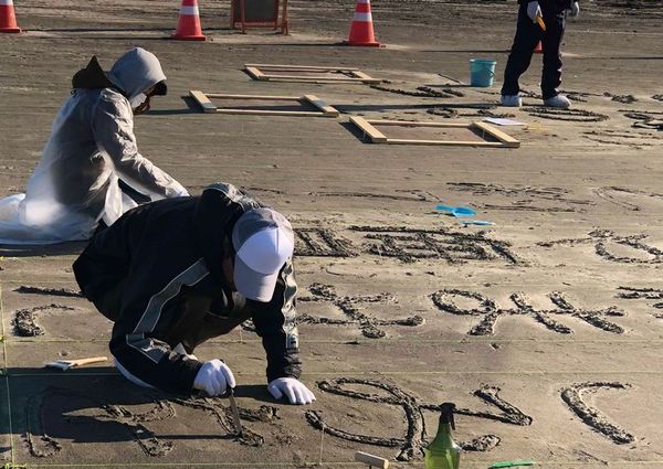 日媒將報紙頭版人手刻印在沙灘！為海洋發聲關注塑膠垃圾