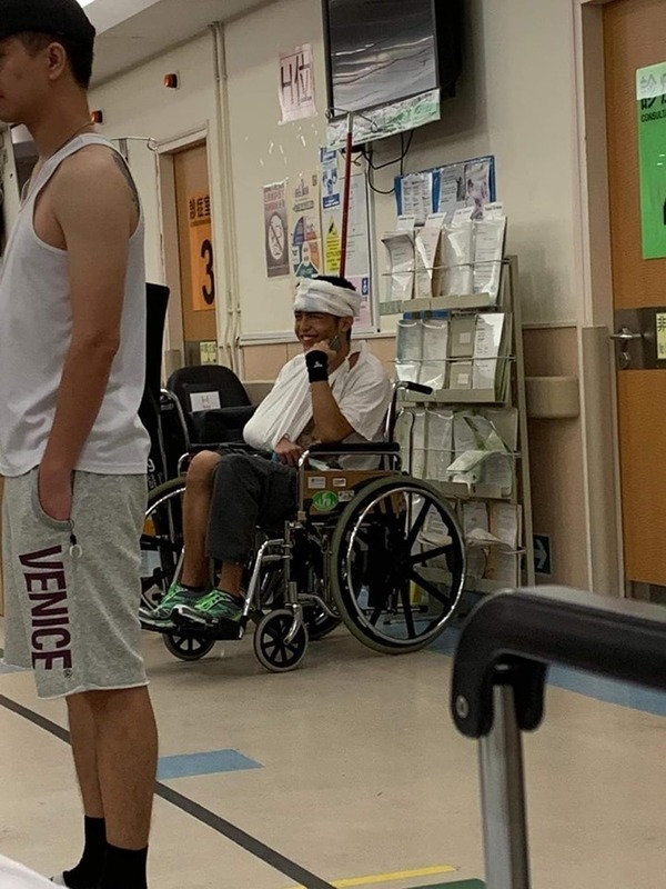 劉馬車疑被打送院包紮坐輪椅 網民：好治癒