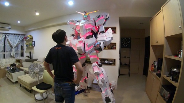 機動戰士高達 Gundam 身高逾 2 米  巨大模型震撼入屋