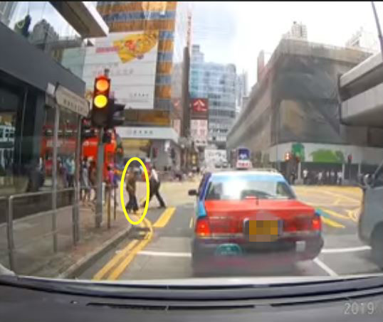 阿婆無視交通燈亂過馬路  路人好心勸阻仍被拒