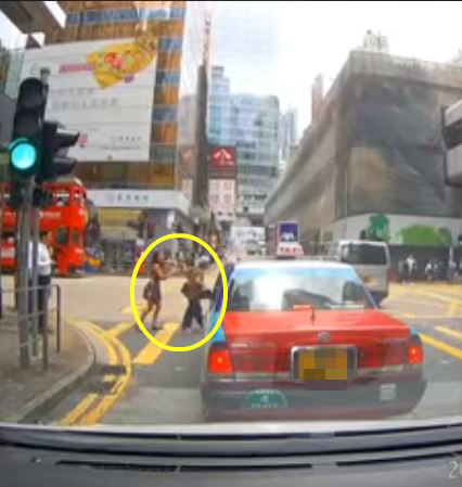阿婆無視交通燈亂過馬路  路人好心勸阻仍被拒