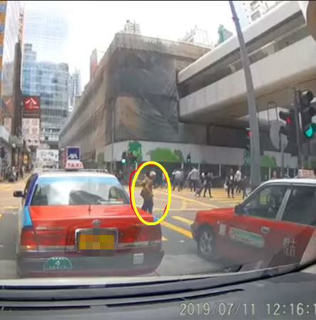 阿婆無視交通燈亂過馬路  路人好心勸阻仍被拒