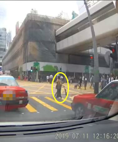 阿婆無視交通燈亂過馬路  路人好心勸阻仍被拒