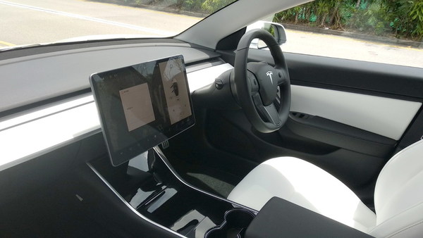 Tesla Model 3 Performance 頂級版試駕！高科技中尋駕駛樂趣【試車二人前】