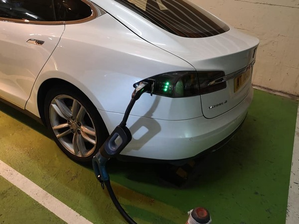 巴打投訴 Tesla Model S 車主充電  疑違規使用充電轉接器充電