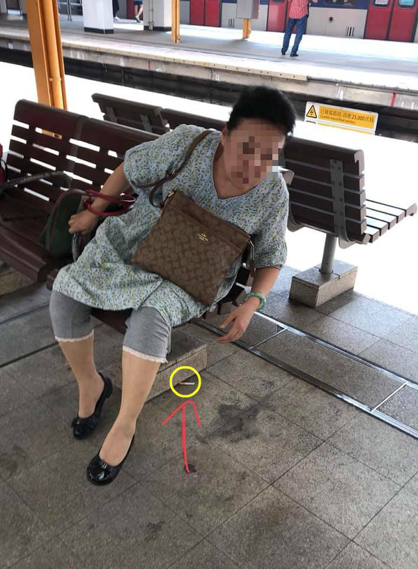 大媽在港鐵月台抽煙  被發現後馬上「棄煙」逃走
