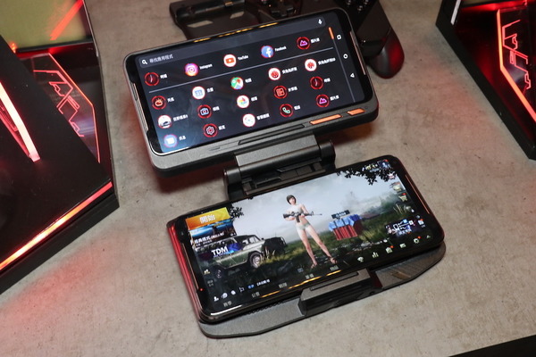 ASUS ROG Phone II 四大新配件搶先試 雙屏幕基座及遊戲控制器合體更好用？