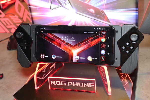 ASUS ROG Phone II 四大新配件搶先試 雙屏幕基座及遊戲控制器合體更好用？
