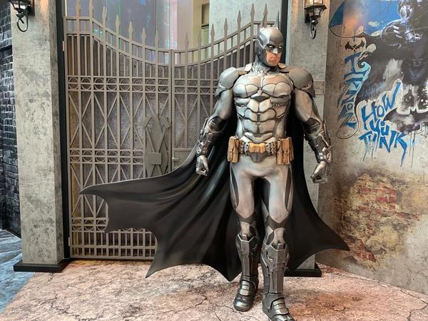 The ONE x 蝙蝠俠 80 周年經典傳奇 1:1 原大雕像登場