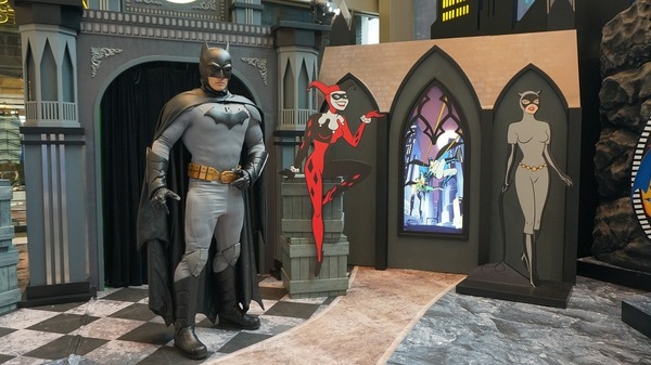 The ONE x 蝙蝠俠 80 周年經典傳奇 1:1 原大雕像登場