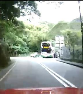 私家車嫌巴士停站阻路  雙白線爬頭被的士司機霸氣舉動逼退