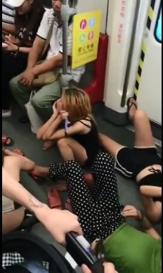 少女地鐵車廂瞓住玩電話  網民諷：唔通就係所謂嘅行為藝術？