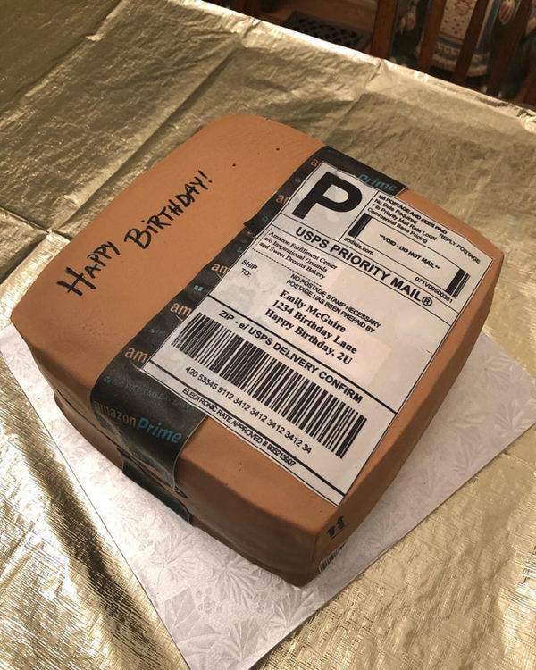 超逼真 Amazon 包裹原來是生日蛋糕