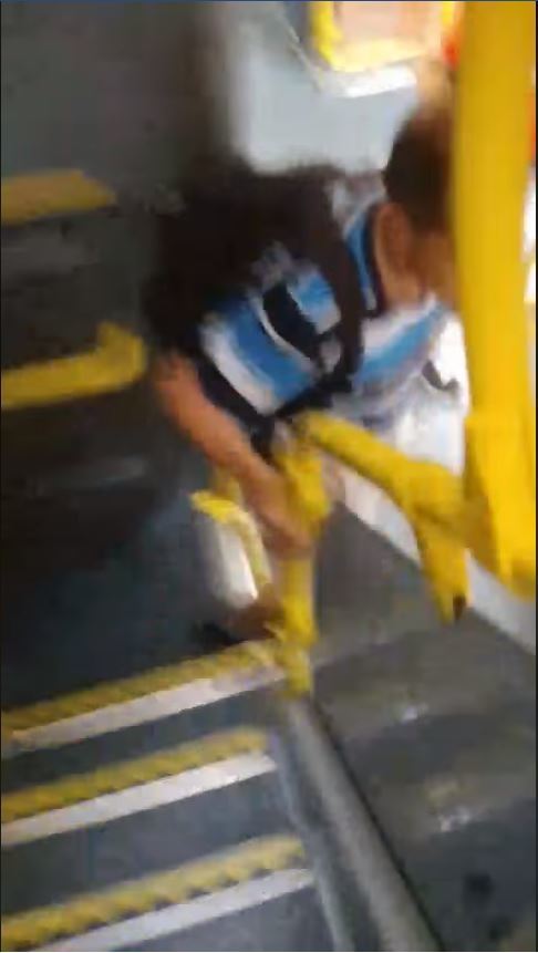 巴士上發呆錯失下車機會  無理大叔反怪他人阻塞【有片睇】