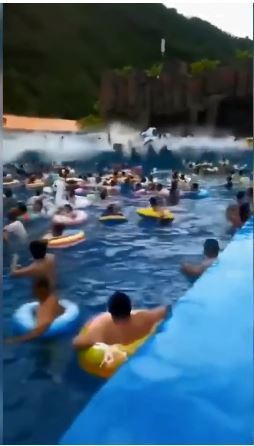人造海浪泳池疑職員失誤  變「海嘯」釀 44 人受傷