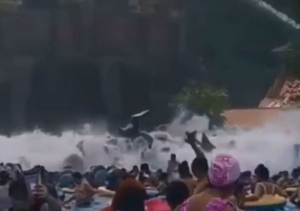 人造海浪泳池疑職員失誤  變「海嘯」釀 44 人受傷