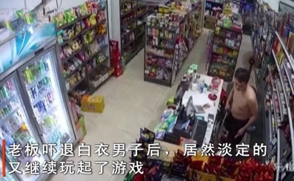 持生果刀打劫便利店 老闆反拿出半米長開山刀嚇退劫匪