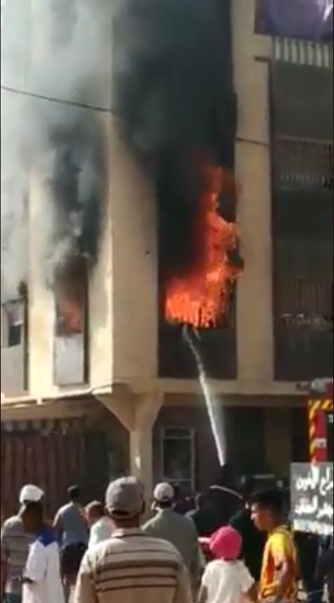【恐怖慎入】手機充電器爆炸起火！女童被卡在鐵窗活活燒死