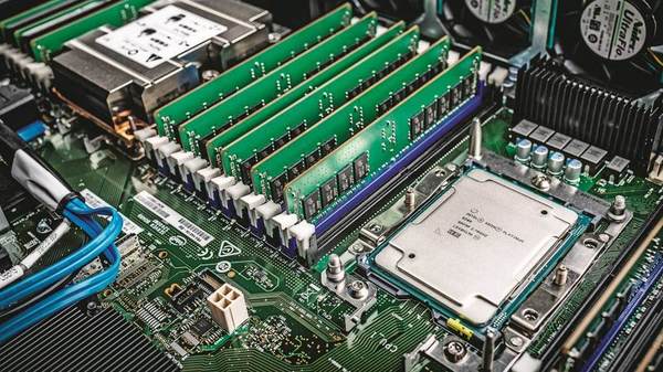 AMD 64 核 EPYC 抗衡 Intel 56 核 Xeon！核心數量戰 2020 年開打