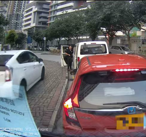 私家車疑「避車」駛上行人路  網民嘲：快人步理想達到！
