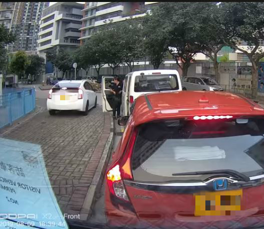 私家車疑「避車」駛上行人路  網民嘲：快人步理想達到！