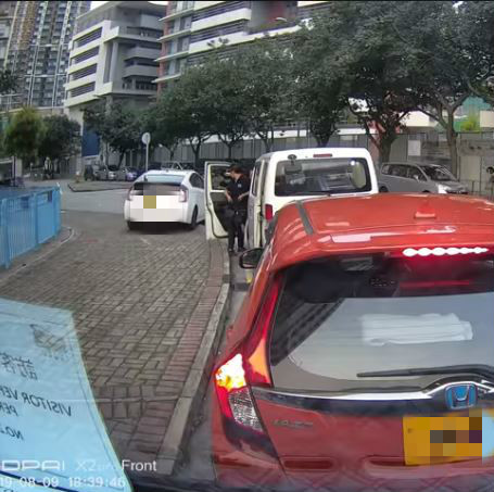 私家車疑「避車」駛上行人路  網民嘲：快人步理想達到！