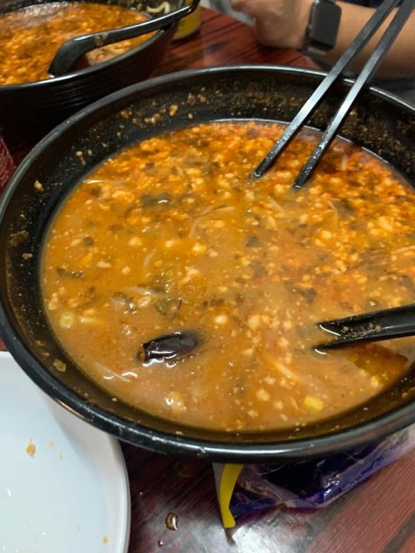 米線店碗內驚現大隻「小強」 食客崩潰：差唔多食完先發現【恐怖慎入】