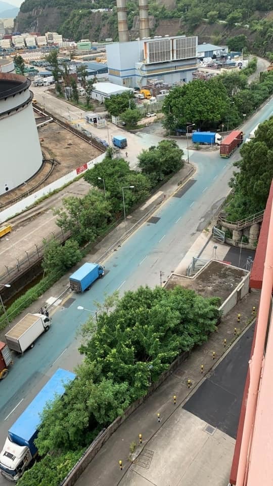 青衣馬路現大量藍色顏料  大量車輛中招哭訴「洗唔甩」