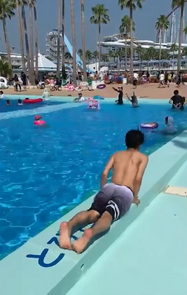 日本泳池規定不可跳水 男子決定滾筒式下水令網民笑爆