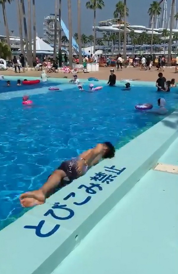 日本泳池規定不可跳水 男子決定滾筒式下水令網民笑爆